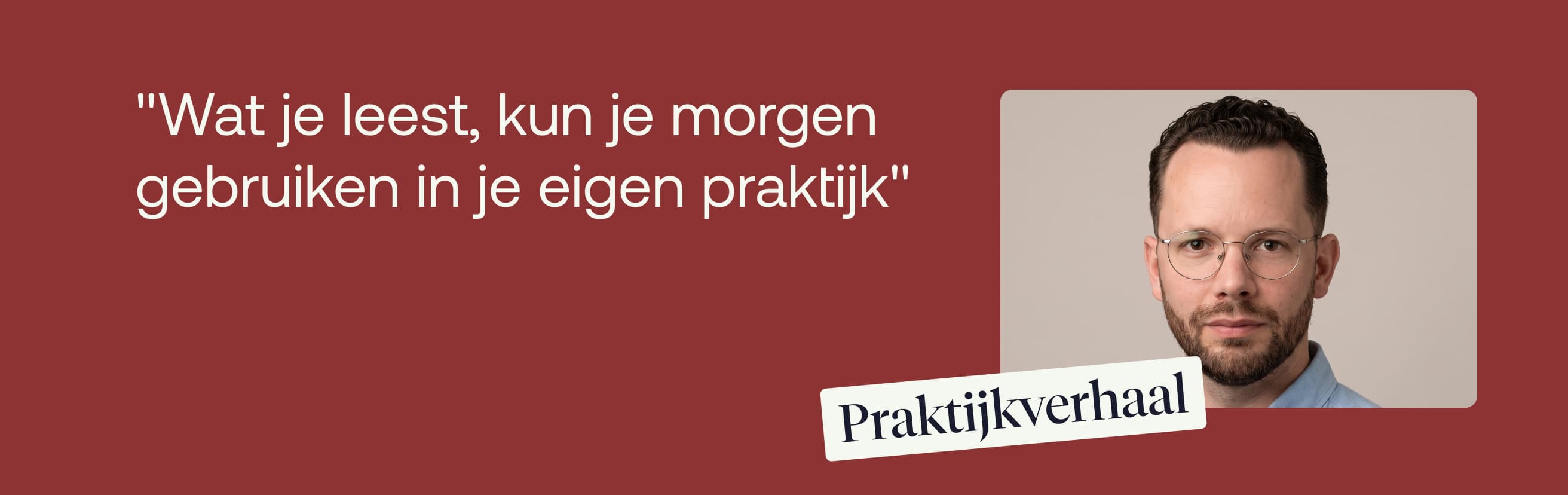 Quote op rode achtergrond naast een portret van een man met bril en baard
