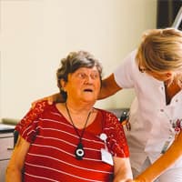 een zorgverlener in contact met een patient