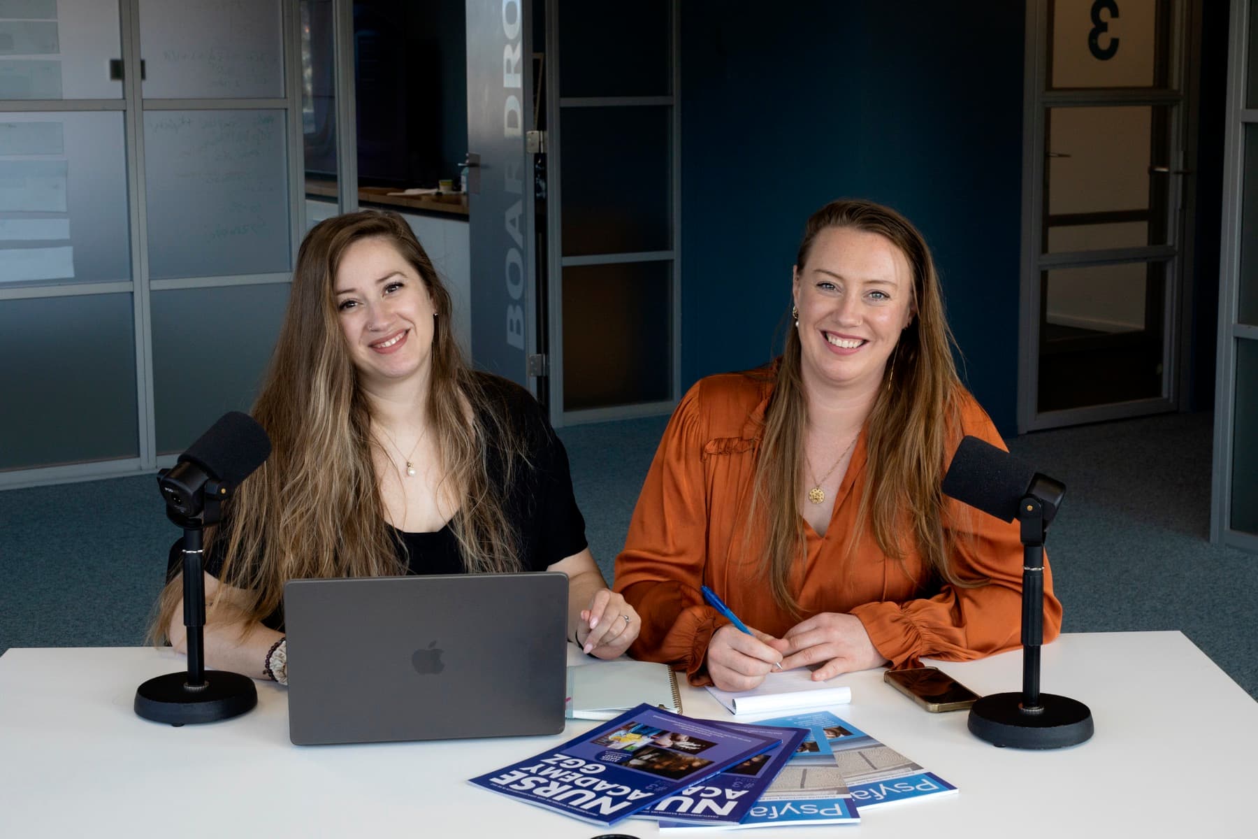 Eva Marlisa en Anne-Sophie de Kam