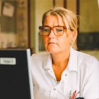 een zorgprofessional achter de laptop