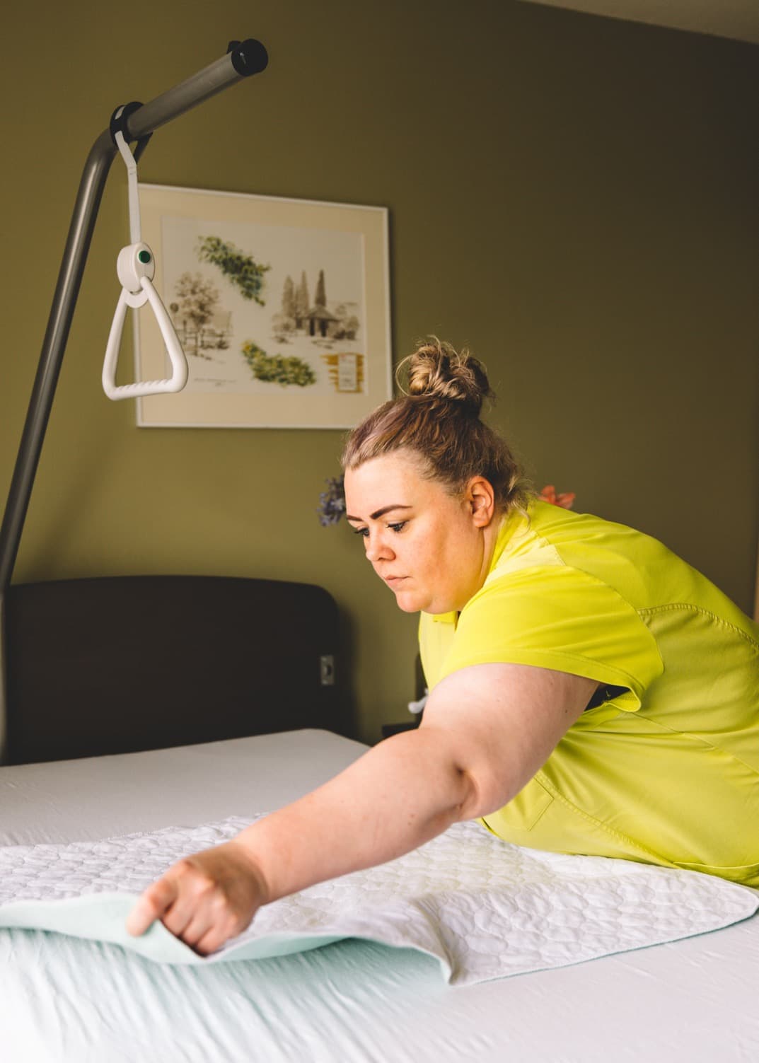 Zorgverlener dekt het bed van patient