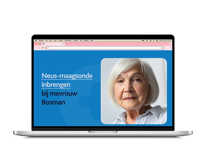 Laptop met een afbeelding van een oudere vrouw en tekst over het inbrengen van een neus-maagsonde