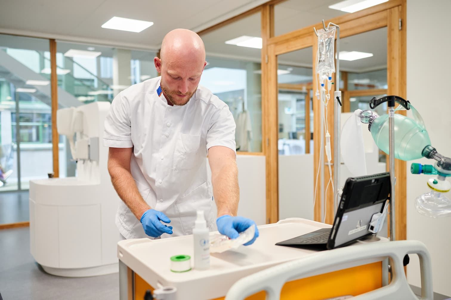 Zorgprofessional (man) met tools in ziekenhuis