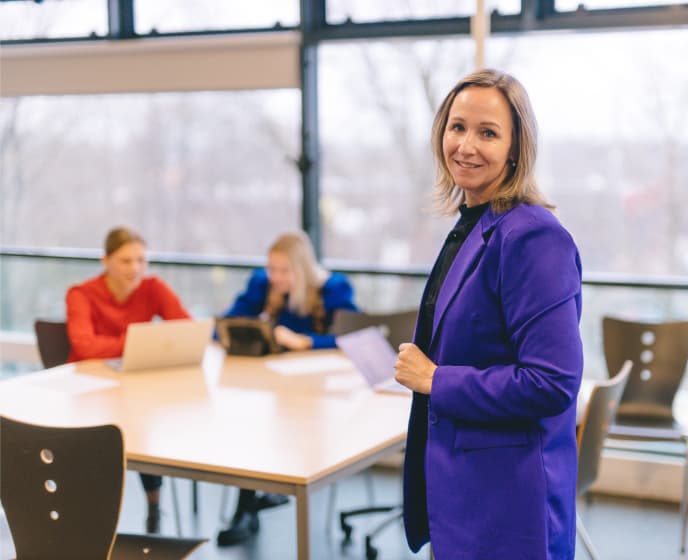 mbo roc docent lacht, studenten leerlingen op de achtergrond