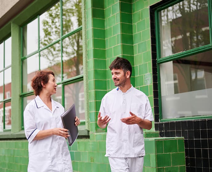Twee zorgprofessionals in gesprek
