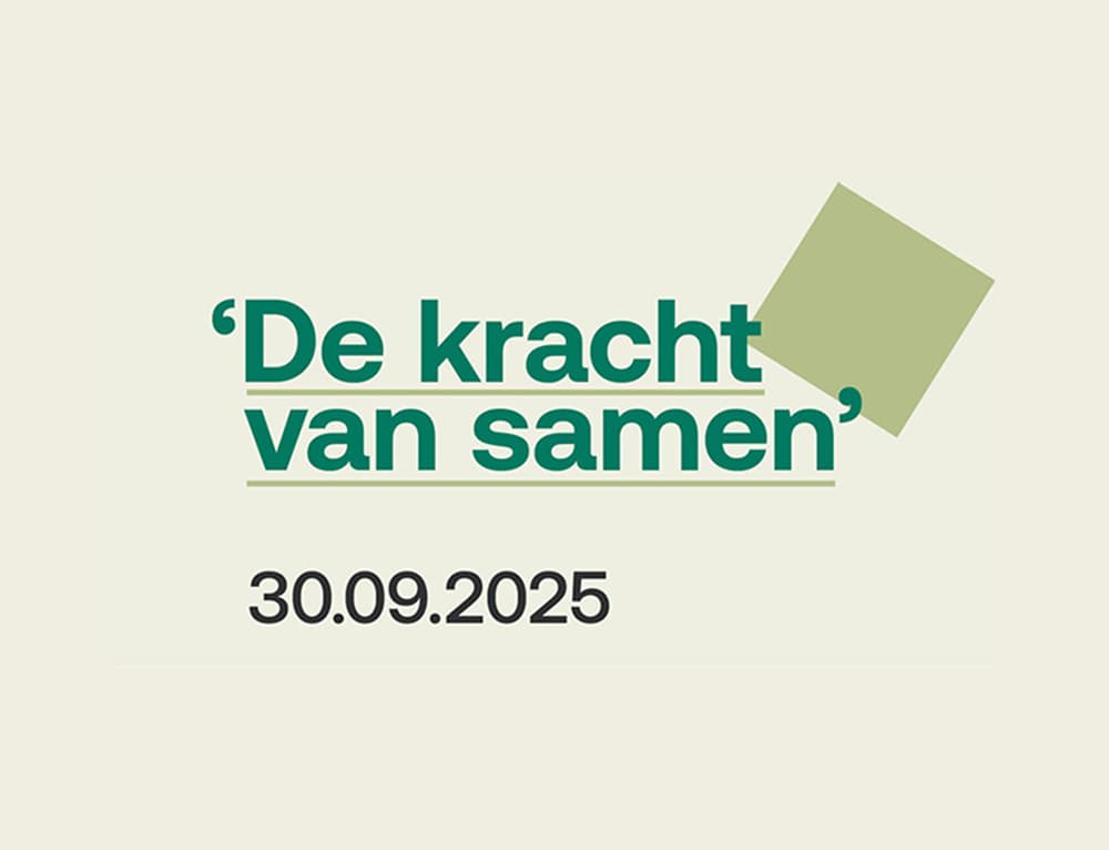 Tekst 'De kracht van samen' en datum 30.09.2025 met groene vierkant in hoek op beige achtergrond