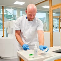 Een zorgprofessional aan het werk in het ziekenhuis