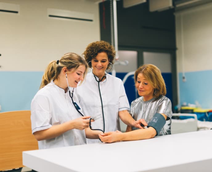 Twee docenten bij een studente