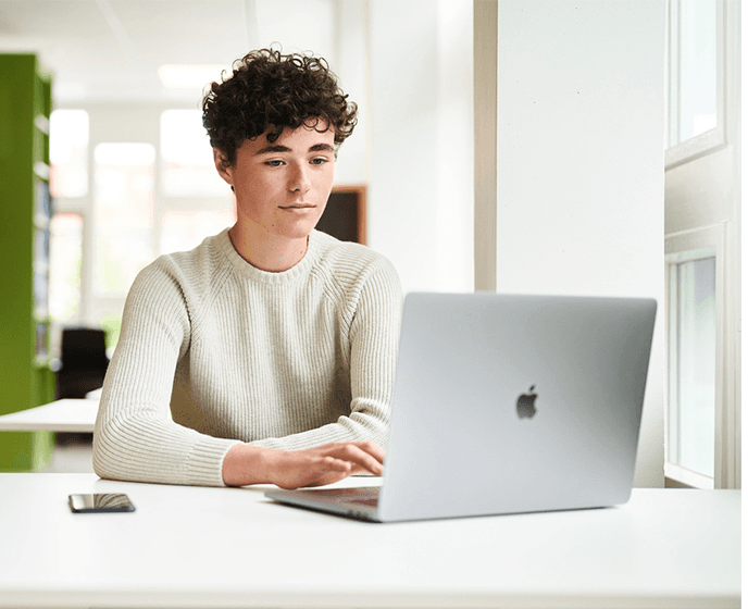 L&D_L&Der_Jongen achter computer lms_2023_688x560