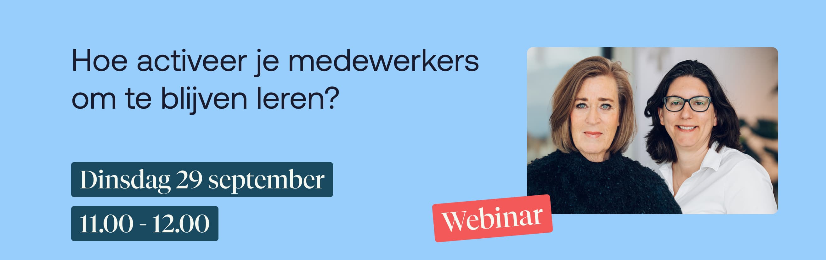 Twee vrouwen staan naast elkaar onder webinarinformatie over leren op een blauwe achtergrond