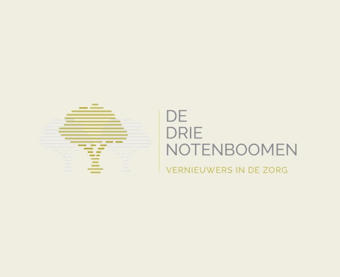 Logo met gestileerde boom en tekst 'De Drie Notenboomen Vernieuwers in de Zorg'