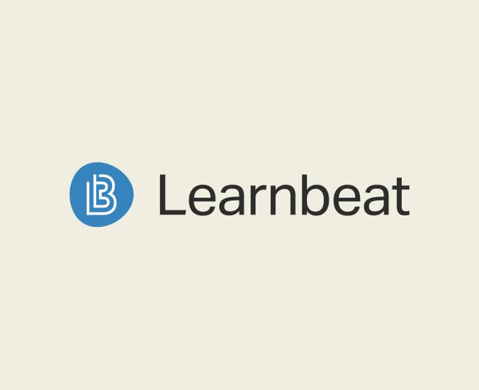 Logo met blauwe cirkel en witte letters LB naast het woord Learnbeat op een lichte achtergrond